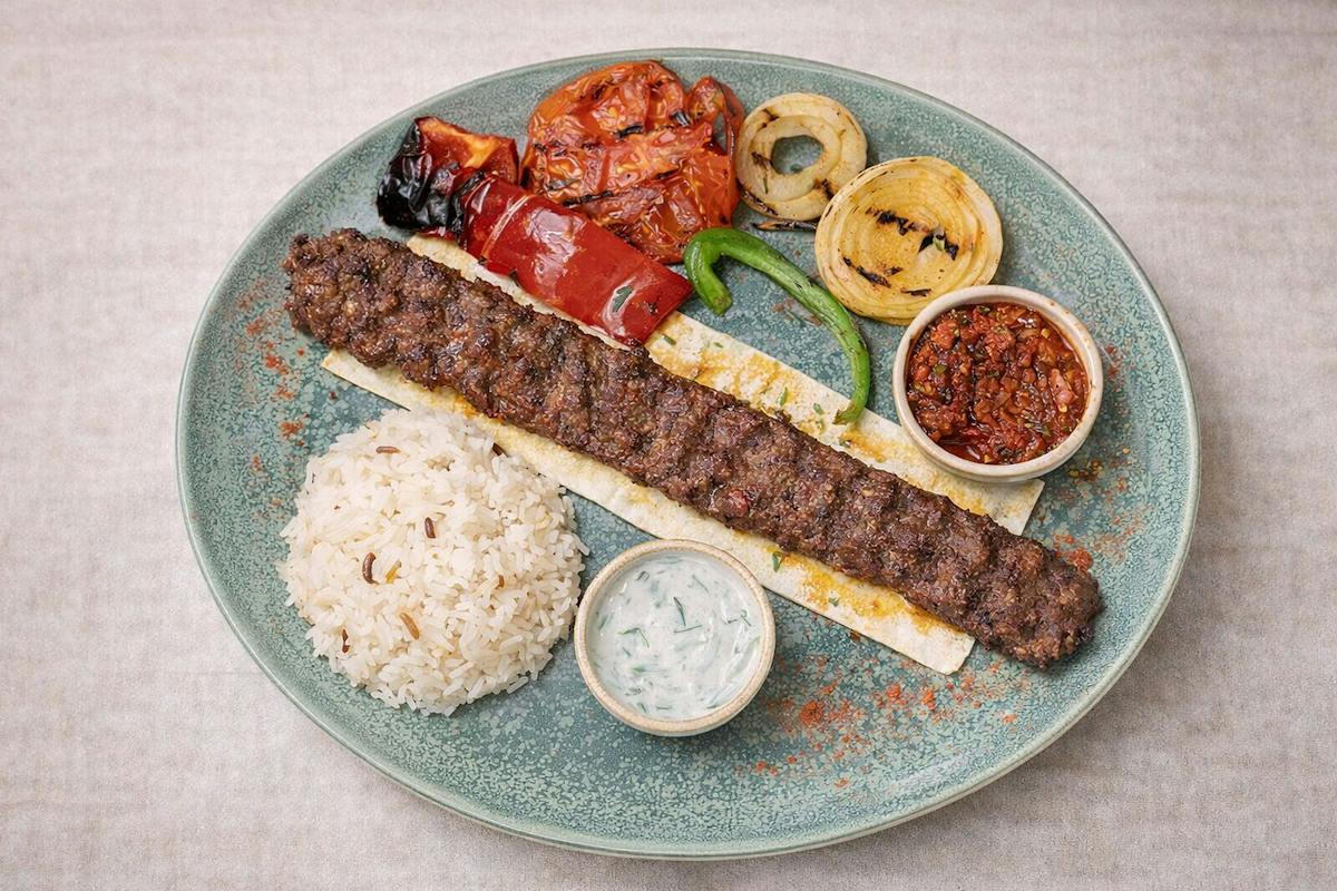 Adana kebab z dodatkami — zdjęcie z menu Sila Kebab
